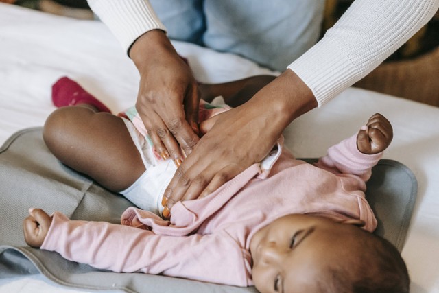 Mama perlu khawatir jika warna feses bayi yang keluar tidak normal. Foto: Pexels.com