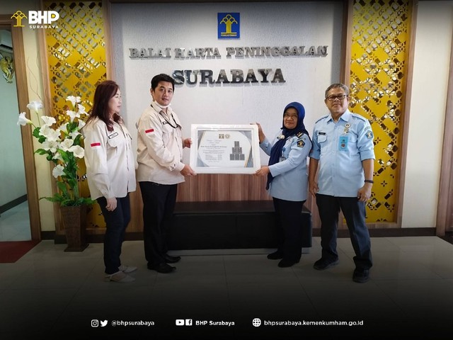 dok. Humas BHP Surabaya/Kurniawati dan Budhi Darmawan beserta Mahasiswa Universitas Narotama