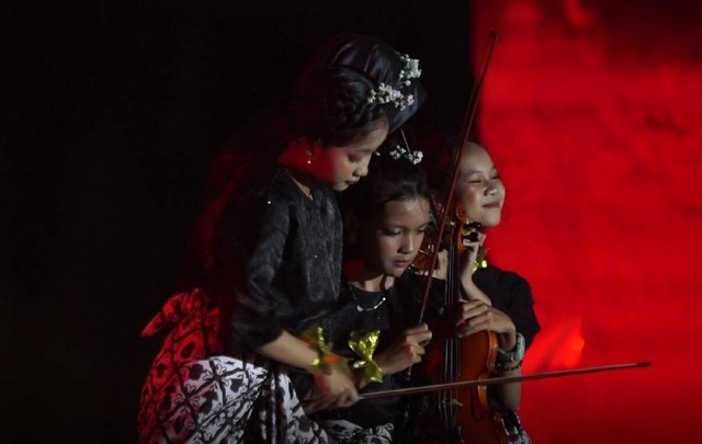 Para violinis anak sedang tampil di Jogja Violin Festival 2023 di Tebing Breksi. Foto: Widi RH Pradana