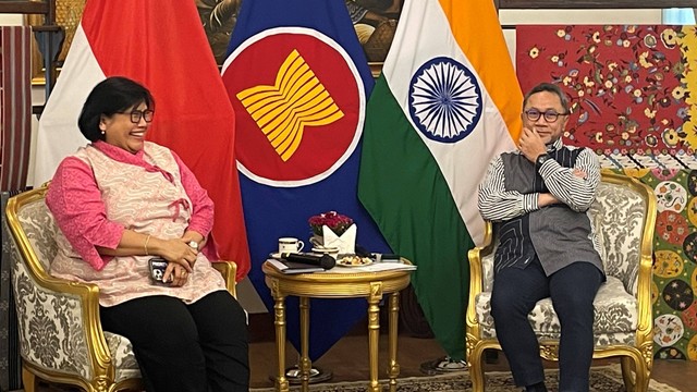 Menteri Perdagangan Zulkifli Hasan (kanan) dan Duta Besar RI untuk India, Ina Hagniningtyas Krisnamurthi (kiri) di KBRI New Delhi, India. Foto: Nicha Muslimawati/kumparan