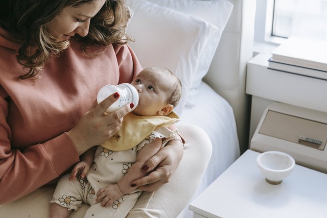 Salah satu cara mengatasi bayi mencret adalah memberikannya asupan cairan yang cukup. Foto: Pexels.com