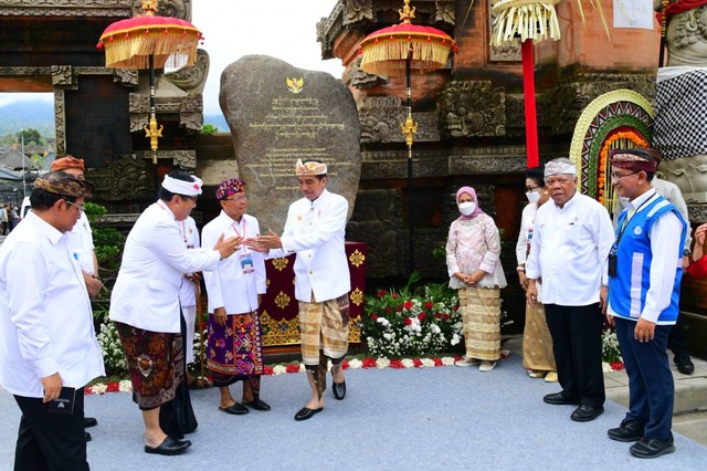 Presiden Jokowi usai meresmikan penataan fasilitas kawasan Suci Pura Agung Besakih di Karangasem, Bali, Senin (13/3/2023) Foto: Muchlis Jr/Biro Pers Sekretariat Presiden