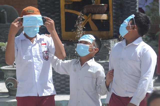 Sejumlah siswa menggunakan masker saat bermain di halaman sekolah saat jam istirahat pelajaran di Sekolah Dasar Negeri 2 Tlogolele, Selo, Boyolali, Jawa Tengah, Senin (13/3/2023). Foto: Aloysius Jarot Nugroho/Antara Foto