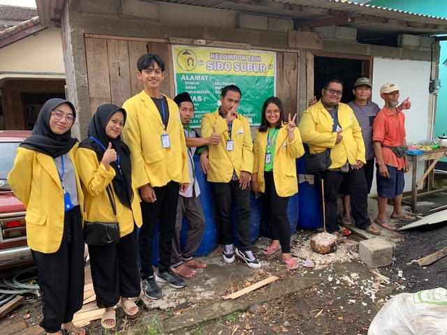 Mahasiswa KKN UNNES GIAT 4 melakukan foto bersama Kelompok Tani Sido Subur yang dipimpin oleh Pak Nadhief (ke-4 dari kiri) serta wakilnya Pak Said (Ke-2 dari kanan)