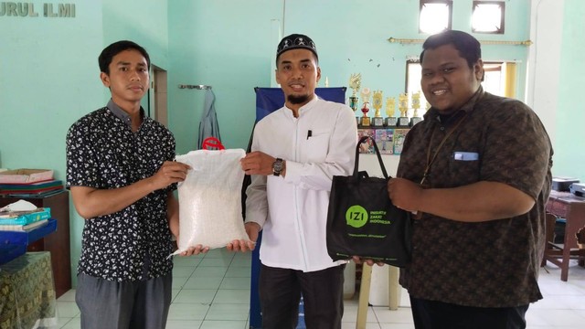 SDIT Nurul Ilmi Bersama IZI Beri Bantuan Kepada Warga Sekolah yang Memmbutuhkan