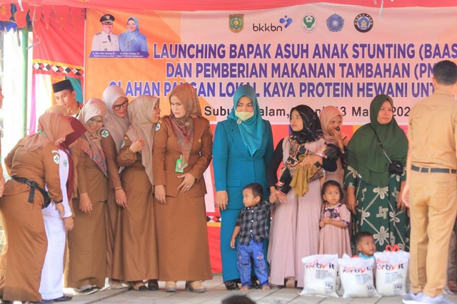 Launching bapak asuh anak stunting dan pemberian makanan tambahan olahan pangan lokal kaya protein hewani untuk anak usia bawah dua tahun (baduta) di Kota Subulussalam, Senin (13/3/2023). Foto: Yudi Ansyah/acehkini