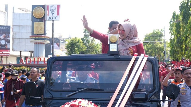 Pemerintah Daerah Kabupaten Klaten mengadakan arak-arakan Piala Adipura. Foto: Pemkab Klaten