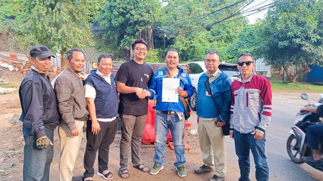 Sopir mobil M (19) menandatangani surat berita acara penyelesaian permasalahan tidak saling menuntut bersama pihak Proyek Kontrol dari PLN. Artinya kedua belah pihak telah berdamai. Foto: Thomas Bosco/kumparan