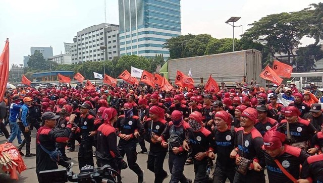 Ribuan anggota Partai Buruh saat berunjuk rasa di depan Gedung DPR MPR RI menolak RUU Kesehatan, Senin (13/3/2023). Foto: Dok. Istimewa