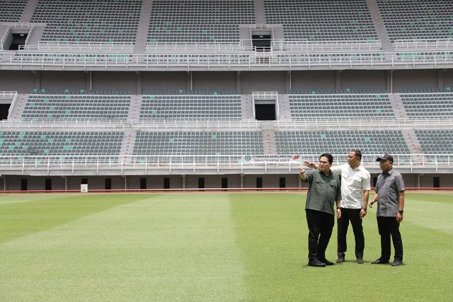 Ketua umum PSSI Erick Thohir saat mengunjungi stadion GBT, Senin (13/3).