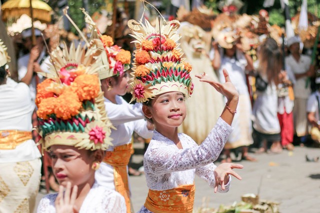 Ilustrasi Seni Tari legong dimainkan dengan alat bantu yaitu kipas. (Foto: Eyestetix Studio | Unsplash.com)