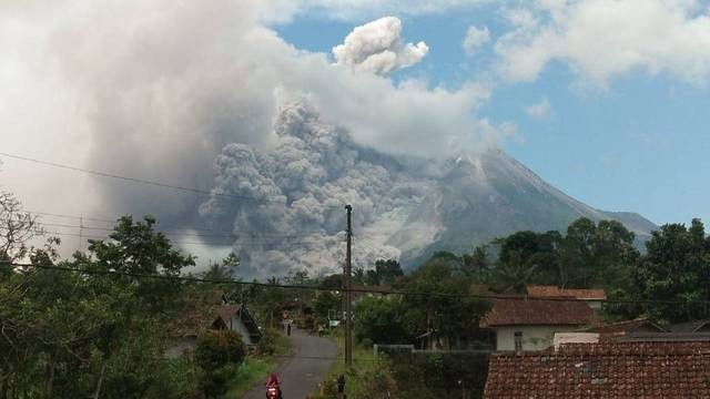 Erupsi Gunung Merapi pada Sabtu (11/3). Foto: BPPTKG