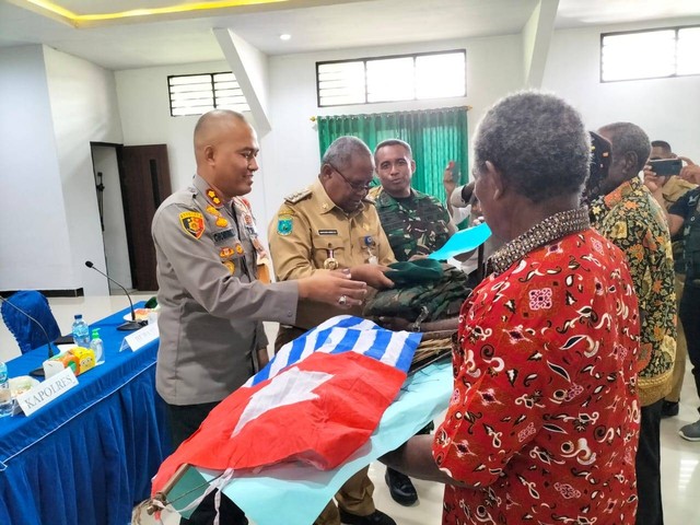 Tiga Pimpinan TNPB Wilayah Sorong Selatan menyerahkan diri ke Polisi dengan membawa bendera bintang kejora dan panah-panah, foto: Istimewa