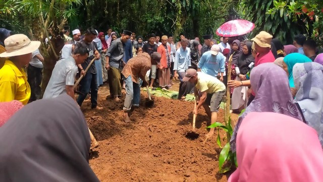 Suasana pemakaman Kades di Serang yang disutik cairan racun. Foto: Dok. Istimewa