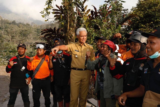 Gubernur Jateng Ganjar Pranowo melakukan pengecekan Pos Pengamatan Gunung Merapi Babadan, Kabupaten Magelang, Senin (13/3/2023). Foto: istimewa