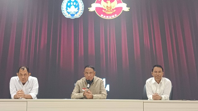 Exco PSSI, Juni Rachman; Waketum PSSI, Zainudin Amali; Sekjen PSSI, Yunus Nusi, memberikan keterangan terkait FIFA Matchday di GBK Arena, Jakarta, Senin (13/3/2023). Foto: Jodi Hermawan/kumparan