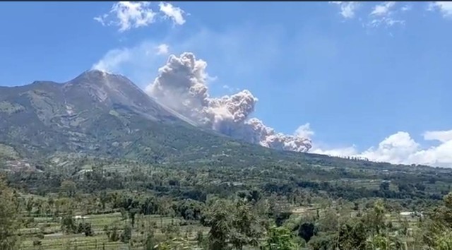 Gunung Merapi erupsi pada Sabtu (11/3/2023). Foto: Twitter/@BPPTKG