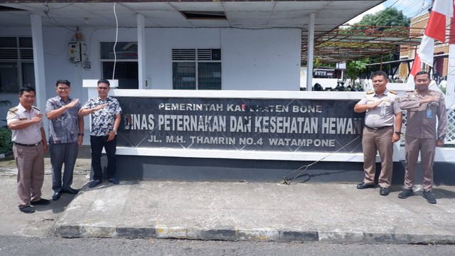 Pejabat Karantina Pertanian Mamuju mengunjungi Dinas Peternakan dan Kesehatan Hewan Kabupaten Bone. Foto: Dok. Karantina Pertanian Mamuju