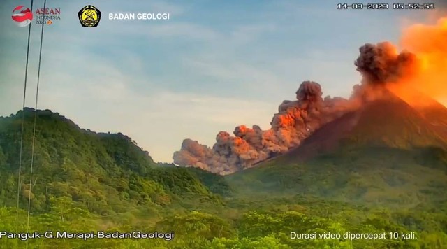 Gunung Merapi luncurkan awan panas pada Selasa (14/3/2023). Foto: BPPTKG. 