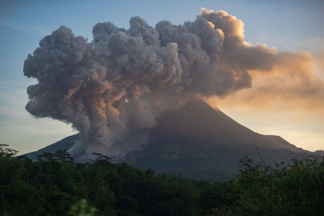 Luncuran awan panas Gunung Merapi terlihat dari Turi, Sleman, DI Yogyakarta, Selasa (14/3/2023). Dok: Andreas Fitri Atmoko/ANTARA FOTO
