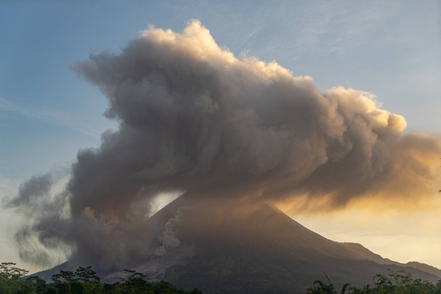 Luncuran awan panas Gunung Merapi terlihat dari Turi, Sleman, DI Yogyakarta, Selasa (14/3/2023).  Foto: Andreas Fitri Atmoko/ANTARA FOTO