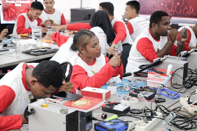 Peserta Papua Youth Creative Hub (PYCH) merancang brand smartphone dan laptop pertama di Papua dengan nama TOP.ID. Foto: Dok. Istimewa