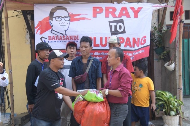 Relawan Sandi Uno memberi bantuan untuk korban kebakaran depo Plumpang, Jakarta Utara, Senin (13/3). Foto: Dok. Istimewa