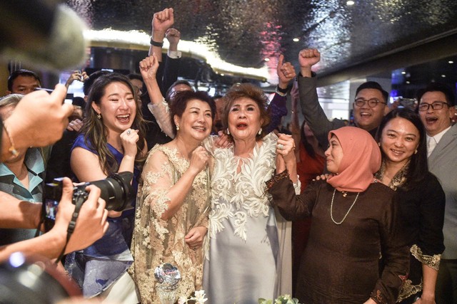 Reaksi Ibunda saat Michelle Yeoh Menang Piala Oscar. Foto: Arif Kartono / AFP