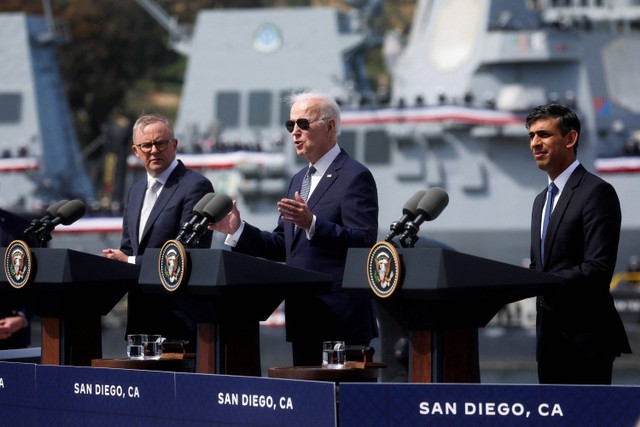 Presiden AS Joe Biden bertemu dengan Perdana Menteri Australia Anthony Albanese dan Perdana Menteri Inggris Rishi Sunak di Naval Base Point Loma di San Diego, California, Amerika Serikat, Senin (13/3/2023).  Foto: Leah Millis/REUTERS