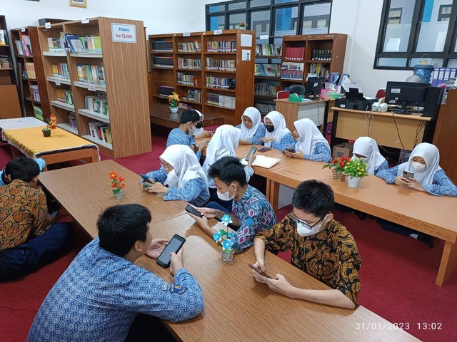 Aktivitas pembelajaran menggunakan handphone (Dokumen pribadi)