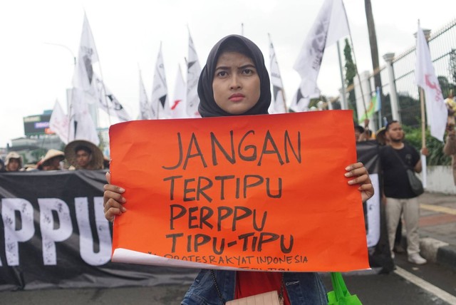 Peserta aksi massa yang tergabung dari Gerakan Buruh Bersama Rakyat (GEBRAK) melakukan unjuk rasa di kawasan Gedung DPR RI, Jakarta, Selasa (14/3/2023). Foto: Iqbal Firdaus/kumparan