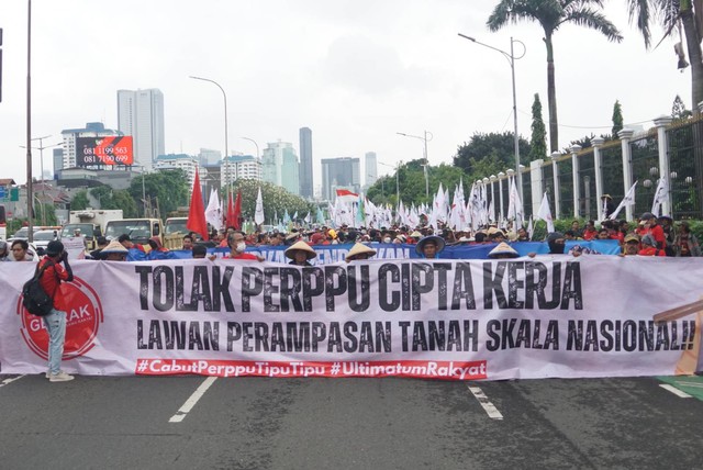 Peserta aksi massa yang tergabung dari Gerakan Buruh Bersama Rakyat (GEBRAK) melakukan unjuk rasa di kawasan Gedung DPR RI, Jakarta, Selasa (14/3/2023).  Foto: Iqbal Firdaus/kumparan