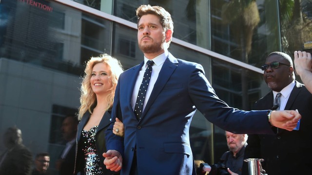 Michael Buble tiba bersama istrinya di upacara Hollywood Walk of Fame Star di Hollywood, California. Foto: AFP/Frederic J. BROWN.