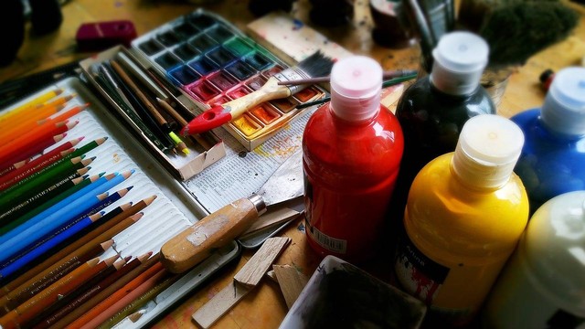 Ilustrasi 8 alat untuk melukis di kanvas yang perlu disiapkan. Sumber: bodobe/pixabay.com