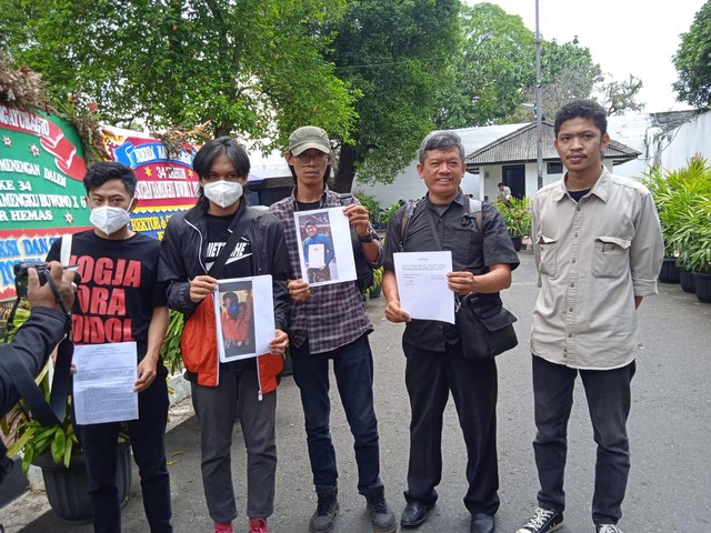 Jaringan Anti Korupsi (JAK) Yogyakarta saat mengirimkan surat kepada Sri Sultan HB X di Keraton Yogyakarta, Selasa (14/3). Foto: JAK Yogyakarta