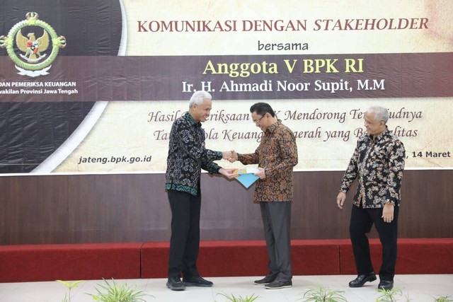 Anggota V BPK RI Ahmadi Noor Supit saat menerima laporan keuangan daerah Jawa Tengah dari Gubernur Ganjar Pranowo, Selasa (14/3/2023). Foto: Dok. Istimewa