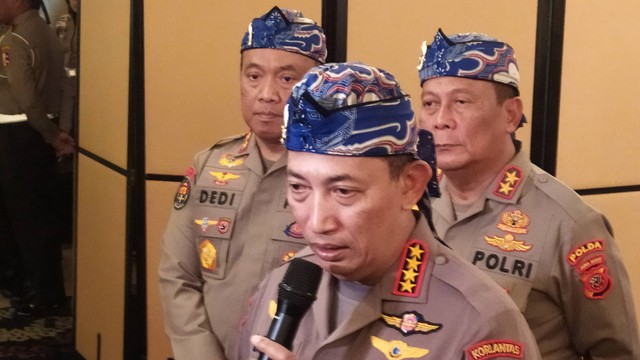 Kapolri Jenderal Listyo Sigit Prabowo saat menyampaikan keterangan terkait pengamanan di Kota Bandung. Foto: Rachmadi Rasyad/kumparan