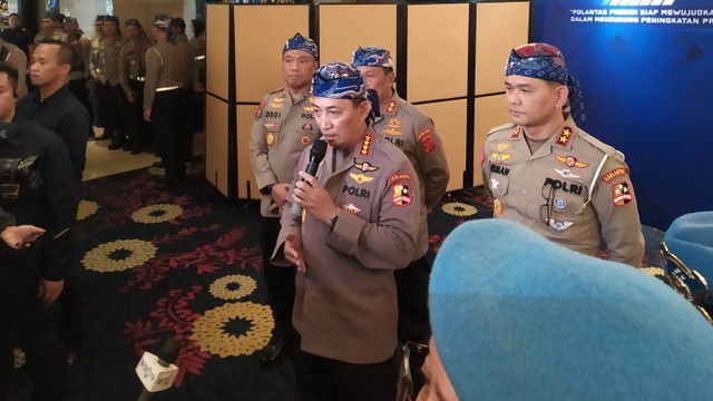 Kapolri Jenderal Listyo Sigit Prabowo saat menyampaikan keterangan terkait pengamanan sejumlah agenda Internasional di Kota Bandung. Foto: Rachmadi Rasyad/kumparan