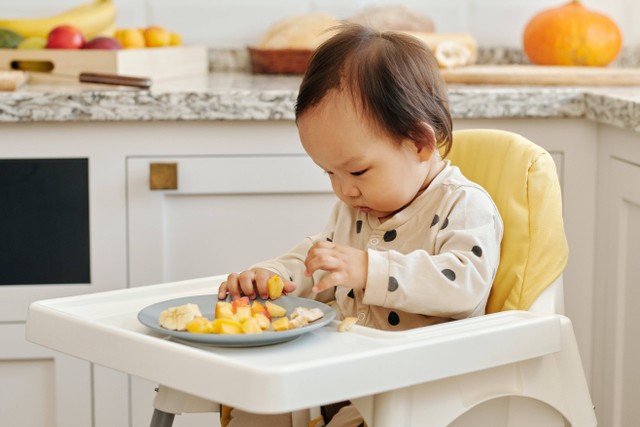 Porsi makan bayi perlu diperhatikan agar membantu bayi beradaptasi dalam mengonsumsi makanan padat. Foto: Pexels.com