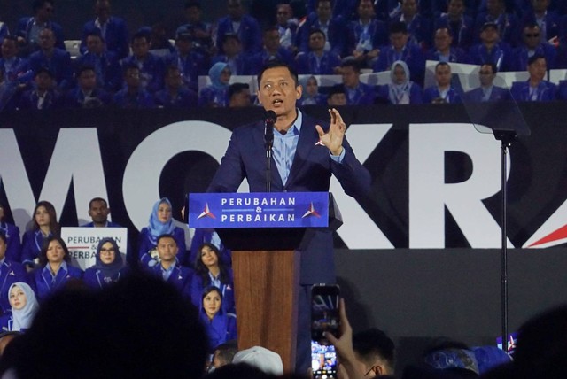 Ketua Umum Partai Demokrat, Agus Harimurti Yudhoyono (AHY) memberikan pidato politik di depan pendukung Partai Demokrat di Tennis Indoor Senayan, Jakarta, Selasa (14/3/2023). Foto: Iqbal Firdaus/kumparan
