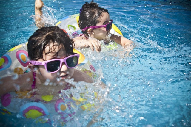 Olahraga air untuk anak memiliki banyak manfaat untuk kesehatan anak. Foto: Pexels.com