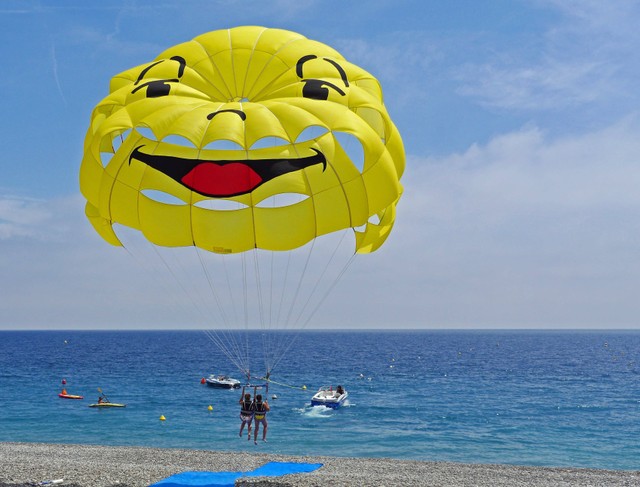 Salah satu jenis olahraga air untuk anak yang aman dan menyenangkan adalah parasailing. Foto: Pexels.com