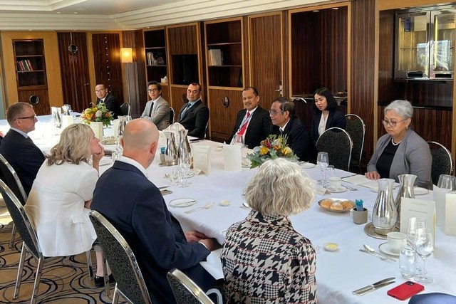 Menteri Koordinator Bidang Politik, Hukum dan Keamanan (Menko Polhukam) Mahfud MD dan Menteri Dalam Negeri dan Menteri Keamanan Siber Australia, Clare O'Neil pada pertemuan the 9th Australia-Indonesia Ministerial Council Meeting (MCM) di Melbourne, A Foto: Humas Kemenko Polhukam