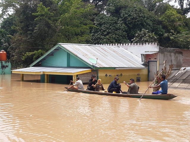 Gubernur Sumsel, Herman Deru, beserta rombongan saat meninjau lokasi banjir di Musi Rawas. (dok. BPBD Sumsel)