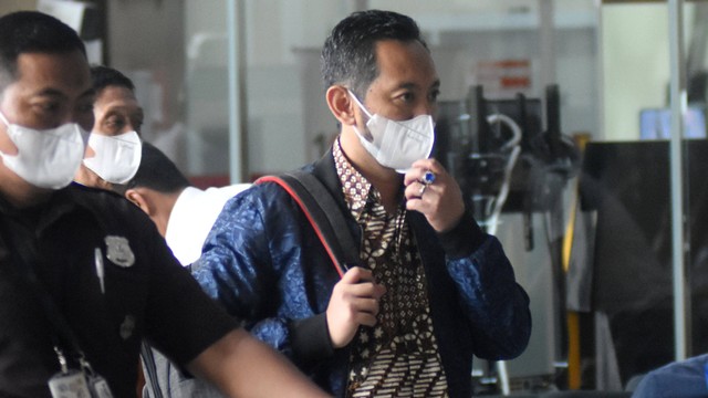 Kepala Bea dan Cukai Makassar Andhi Pramono (kanan) tiba untuk menjalani pemeriksaan di Gedung Merah Putih KPK, Jakarta, Selasa (14/3/2023). Foto: Indrianto Eko Suwarso/Antara Foto