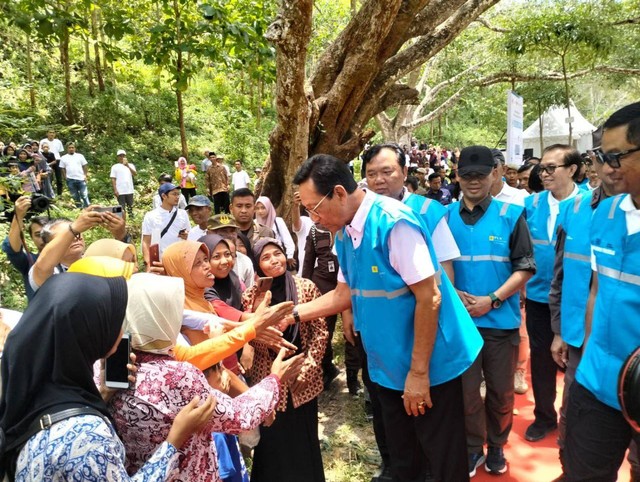Gubernur DIY Sri Sultan Hamengku Buwono X menyapa warga Gunungkidul, Selasa (14/3/2023). Foto: erfanto/Tugu Jogja