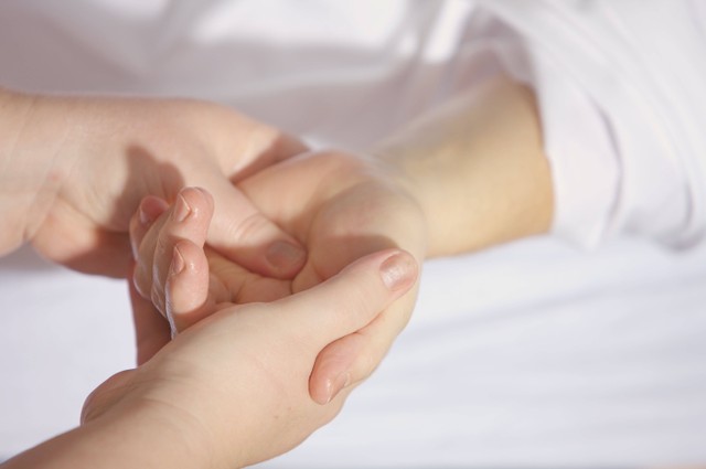 Salah satu titik pijat agar kontraksi adalah titik perikadium 8. Foto: Pexels.com