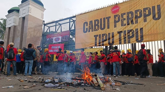 Aksi vandalisme massa aksi buruh-petani di Gedung DPR, Jakarta, Selasa (14/3/2023). Foto: Zamachsyari/kumparan
