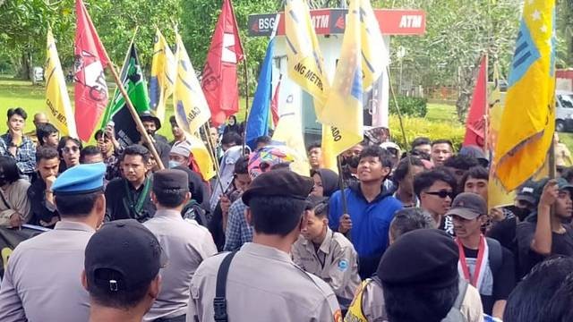 Aksi demo gabungan mahasiswa dan buruh di Manado menolak UU Cipta Kerja di depan kantor DPRD Sulawesi Utara.