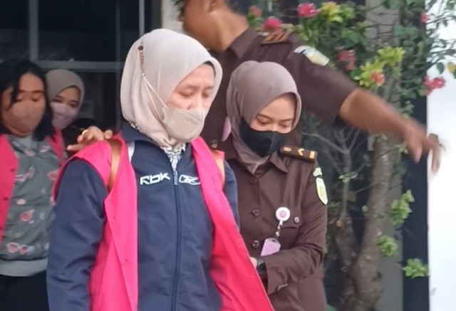 Tiga oknum ASN Kejari Bandar Lampung ditahan oleh tim penyidik Kejaksaan Tinggi Lampung. | Foto : Galih Prihantoro/ Lampung Geh